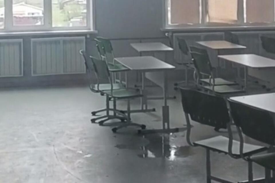 Крыша протекает у школы в Смоленке — её открыли 1 сентября