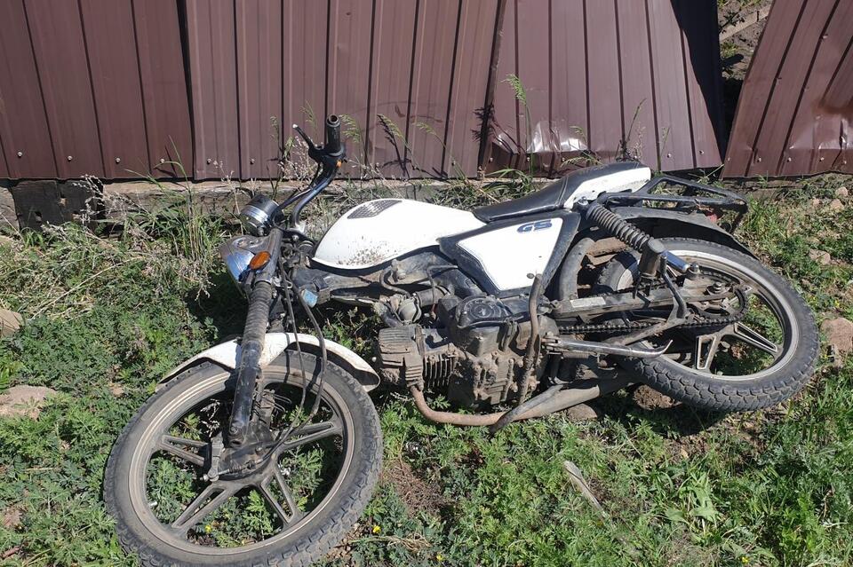 В Чернышевске несовершеннолетний мотоциклист врезался в забор