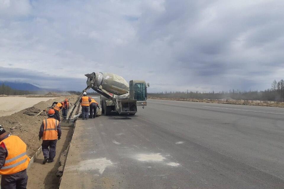 Реконструкция аэропорта в Чаре: специалисты монтируют ограждение и строят дорогу