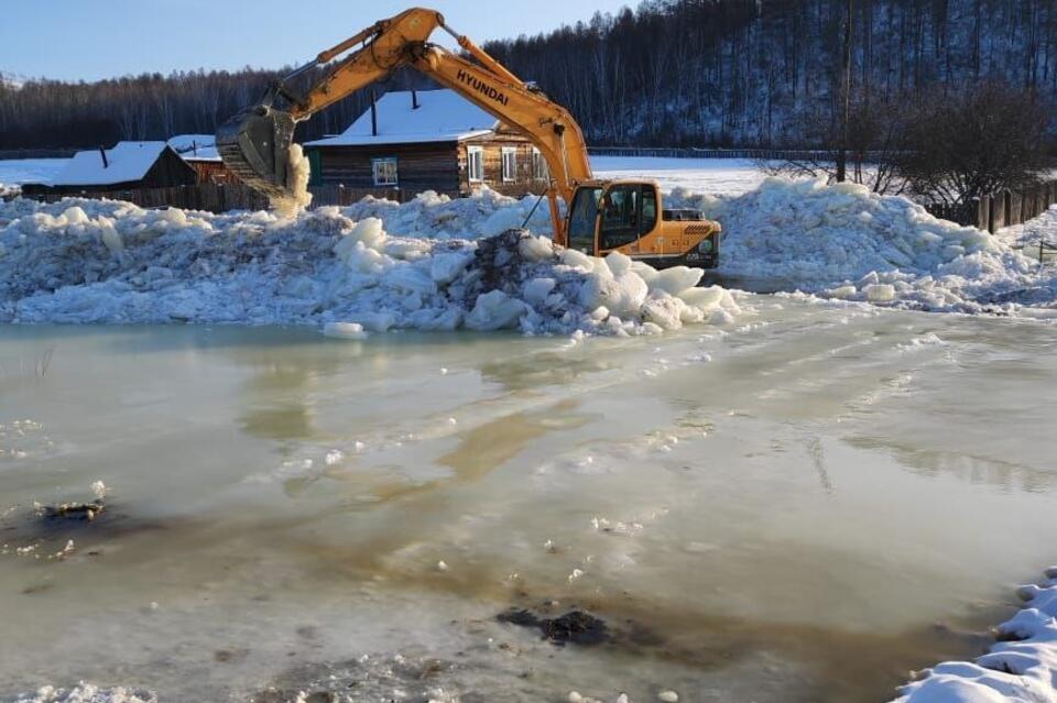 Валом изо льда пытаются спасти дома от потопа в Кудее