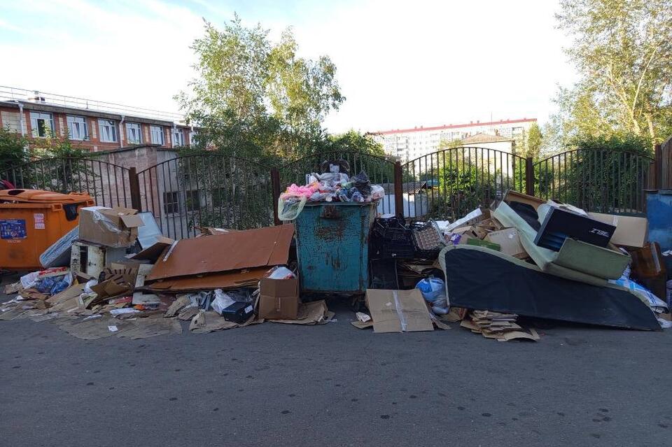 Двор в центре Читы обрастает свалками