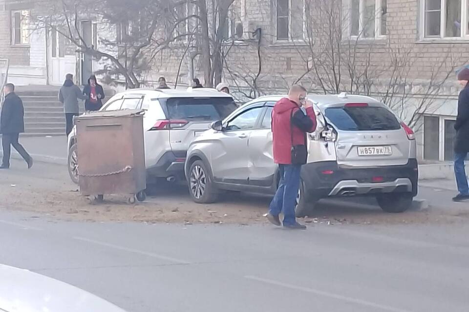 Мусорный контейнер слетел с погрузчика и влетел в машину