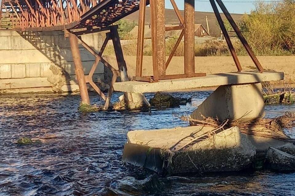 Состояние пешеходного моста в Чернышевске угрожает жизни людей