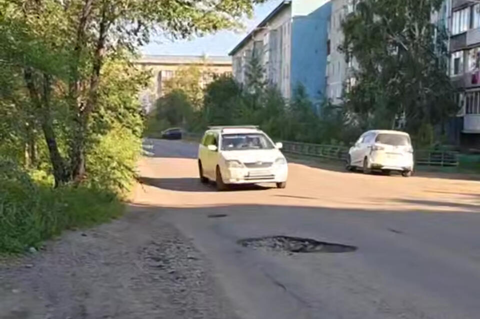 Глубокие ямы заметили на улице Завалишина