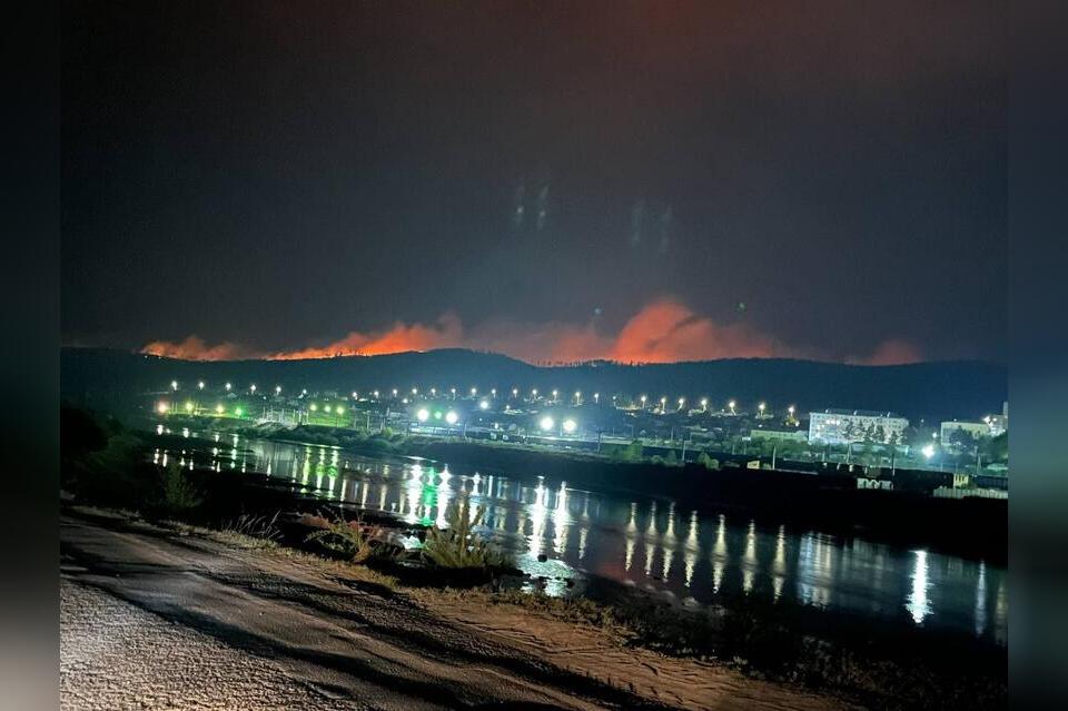 Жители Дарасуна борются с огнем практически в одиночку