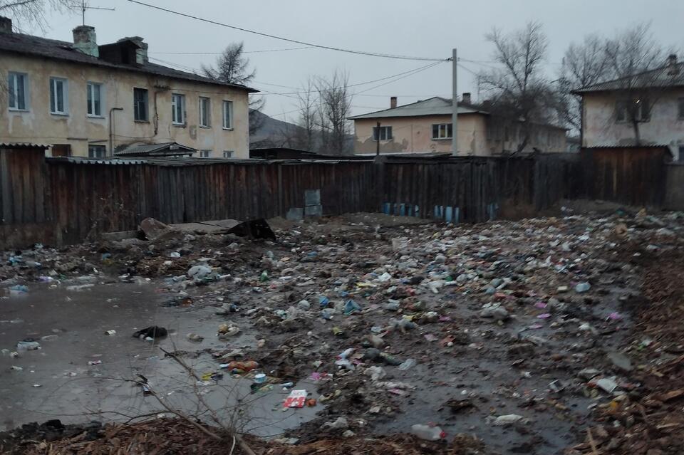 Жители одной из улиц Читы «тонут» в помоях