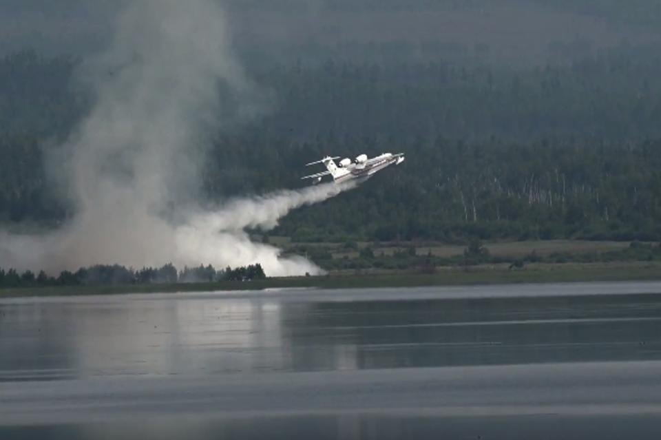 Авиация МЧС России тушит пожар около Атамановки