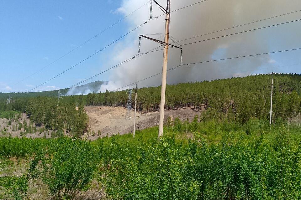 Пожар возле Атамановки переходит в верховой