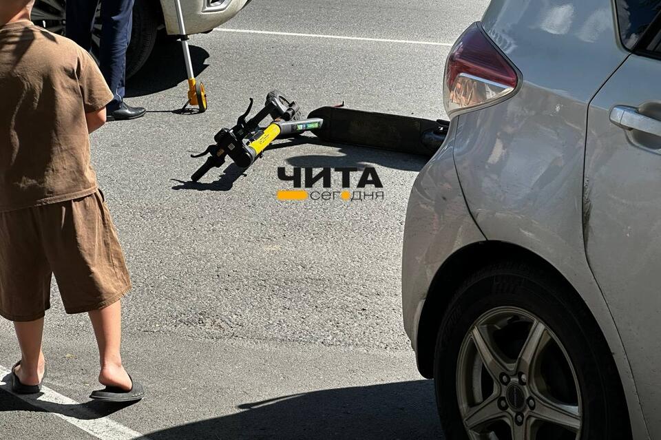 Водитель Nissan сбил подростка на самокате