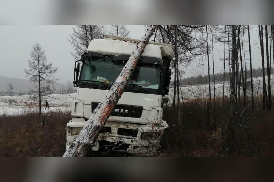 Водитель «КАМАЗа» получил травмы из-за столкновения с деревом в Забайкалье
