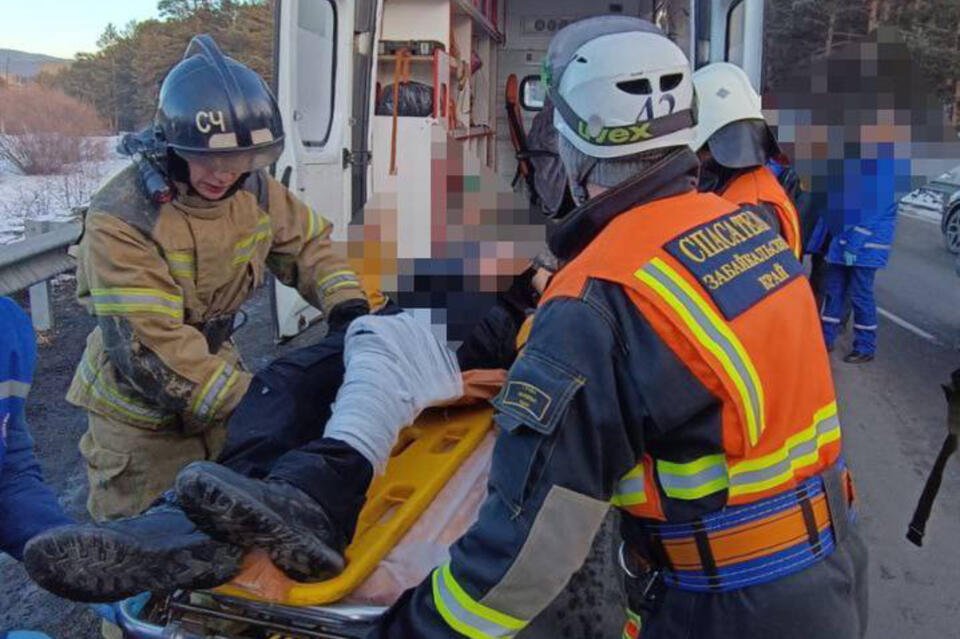 Спасатели деблокировали пострадавшего в ДТП забайкальца