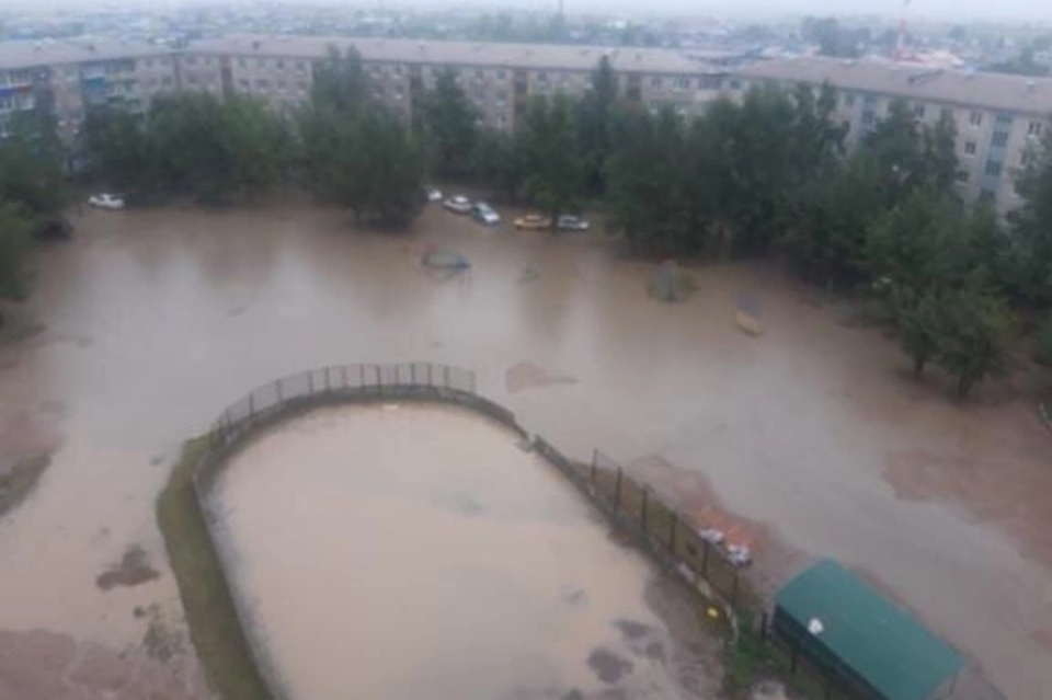 Лужа-озеро растеклась во дворе жилых домов на КСК в Чите