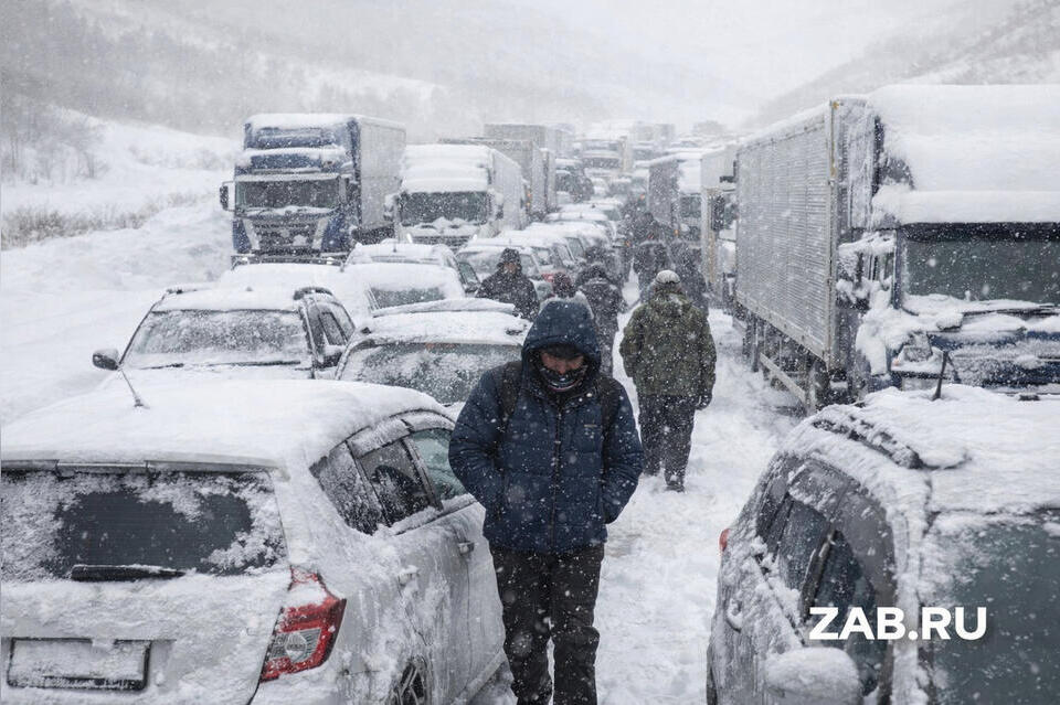 Более 250 человек почти сутки провели без еды и воды в снежном заторе на трассе в Забайкалье