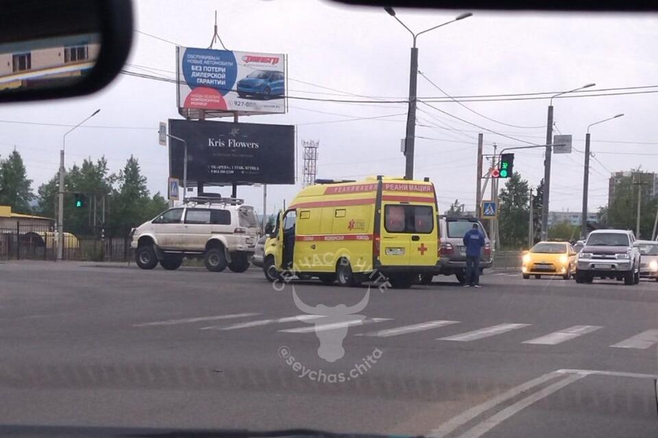 Toyota Sprinter и Land Cruiser столкнулись на улице Красной Звезды в Чите