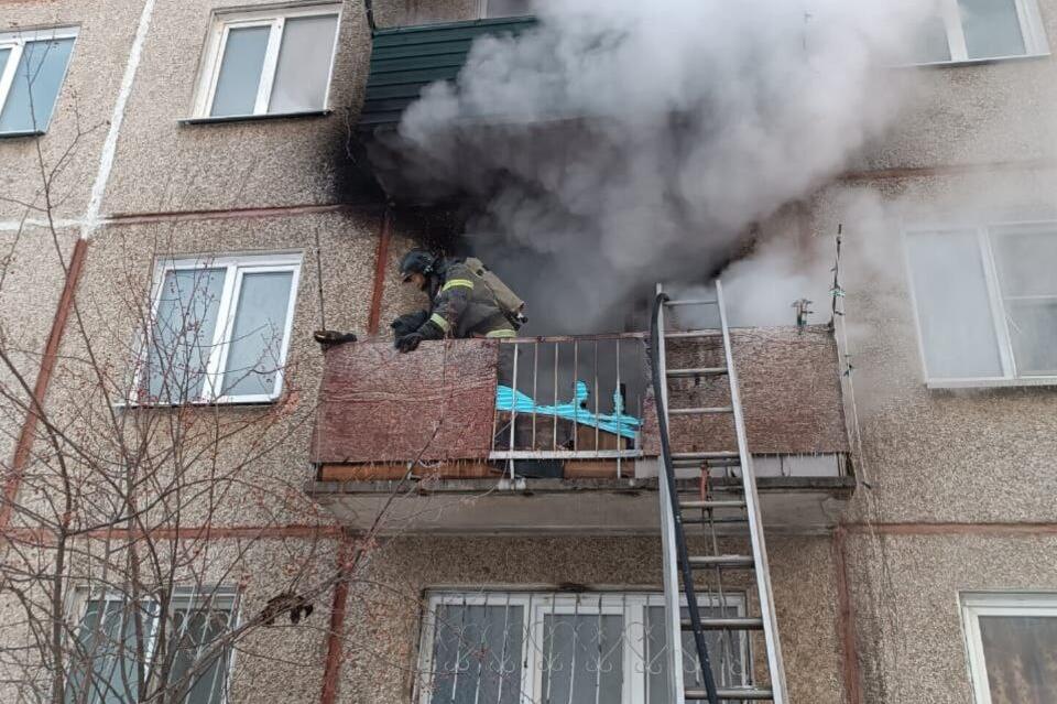 Балкон загорелся в многоквартирном доме на КСК