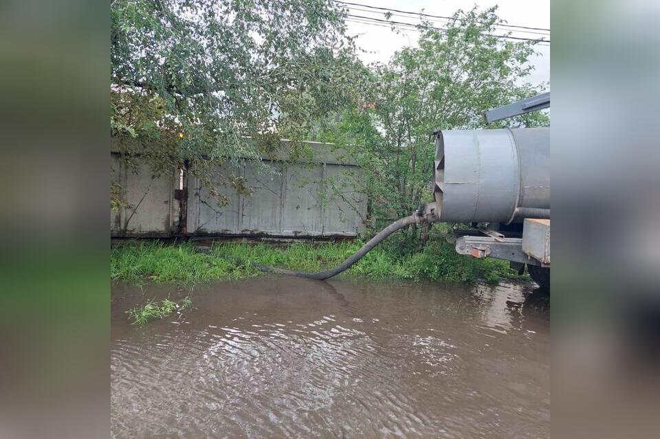 Откачку дождевой воды провели на улице Вокзальной в Чите из-за жалоб