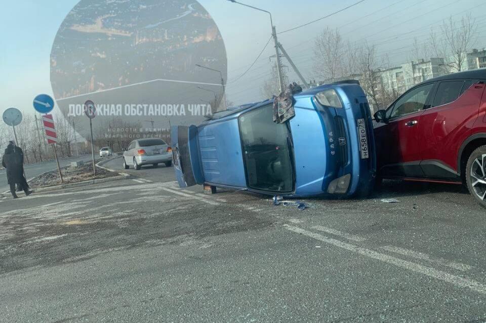 Иномарка перевернулась при въезде на КСК