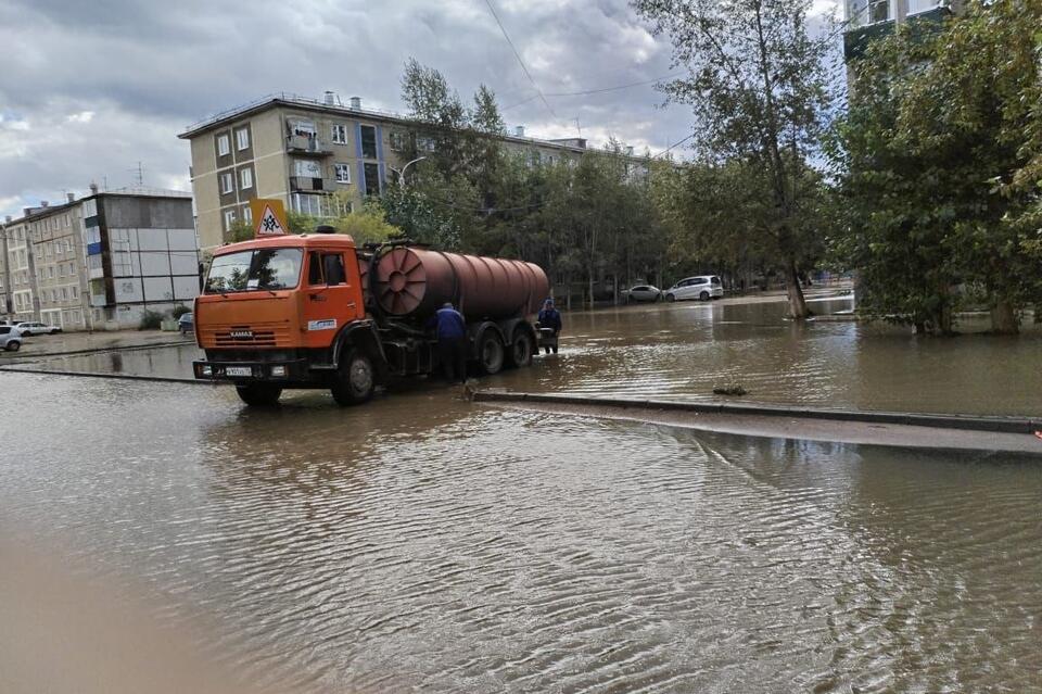 В Чите пытаются избавиться от луж после ливня