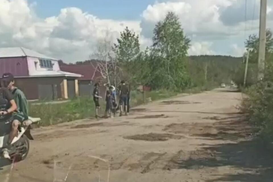 Дети ремонтируют дорогу в Читинском районе