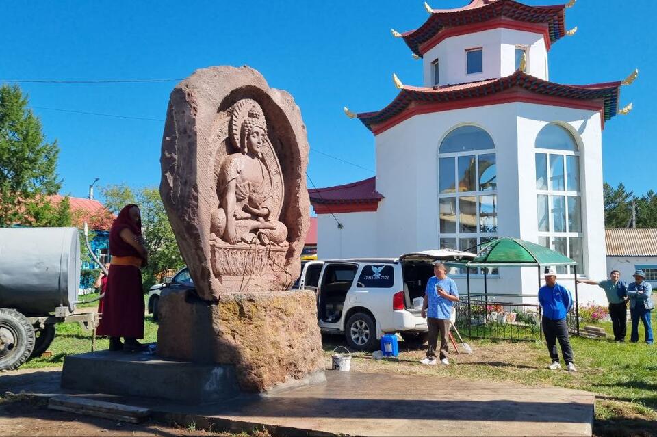 Из Армении в Забайкалье доставили двенадцатитонную статую Будды