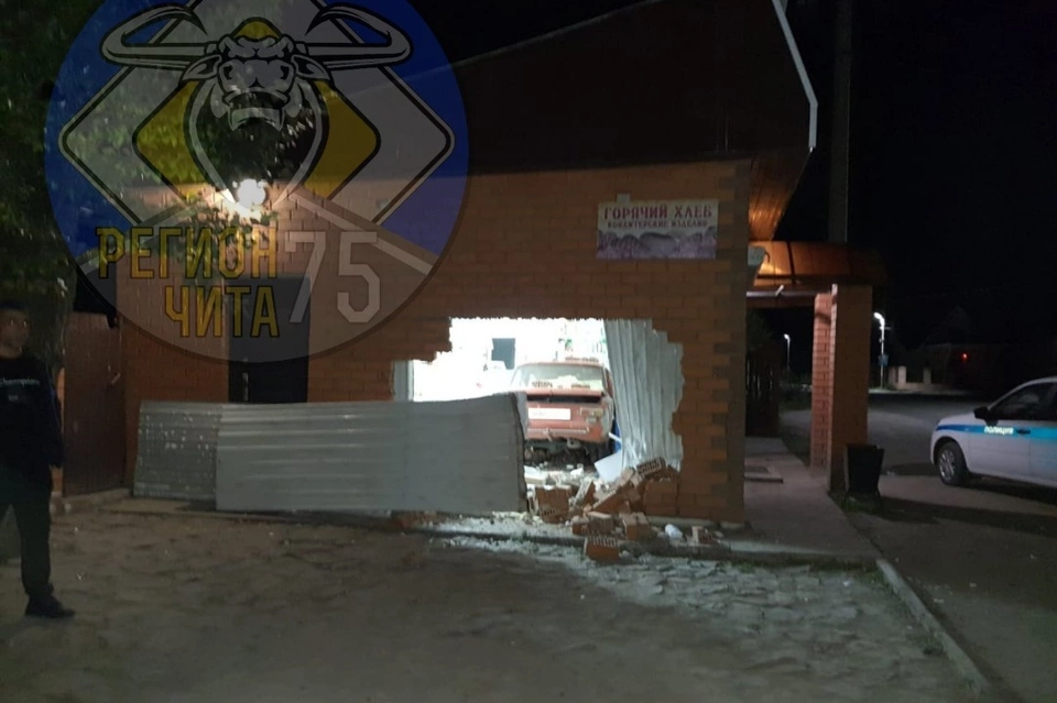 В Забайкалье водитель без прав въехал в магазин, сломав стену