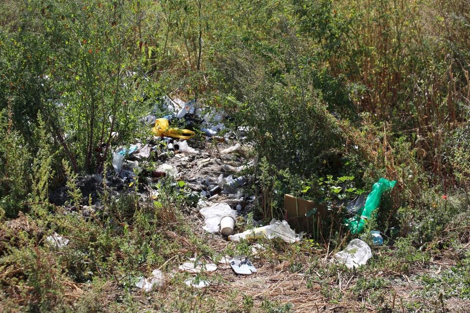 Очевидцы: Дорога на Арахлей завалена мусором