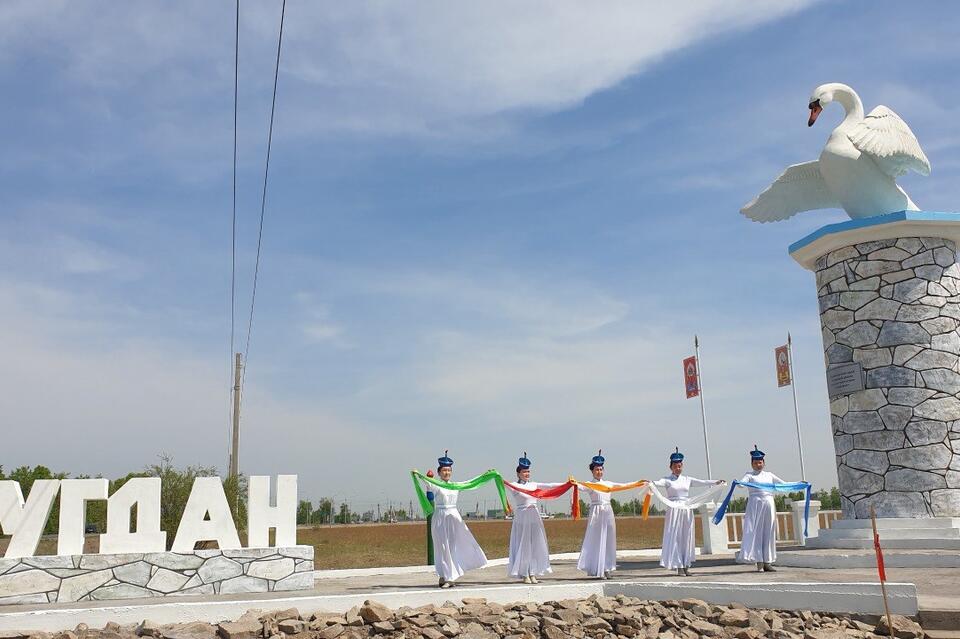 В Угдане достроили стелу с лебедем