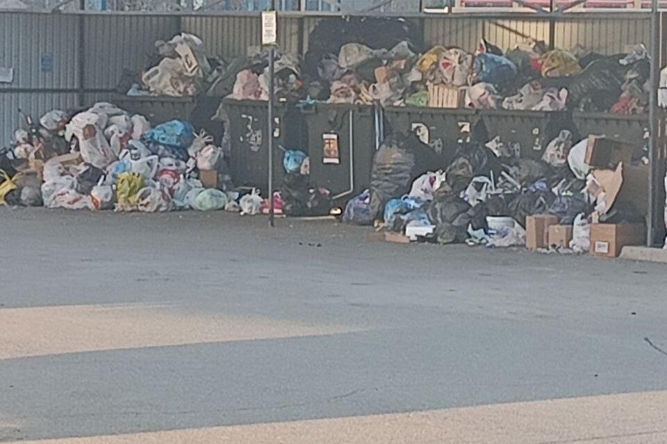 Контейнеры забиты мусором в 1-м микрорайоне
