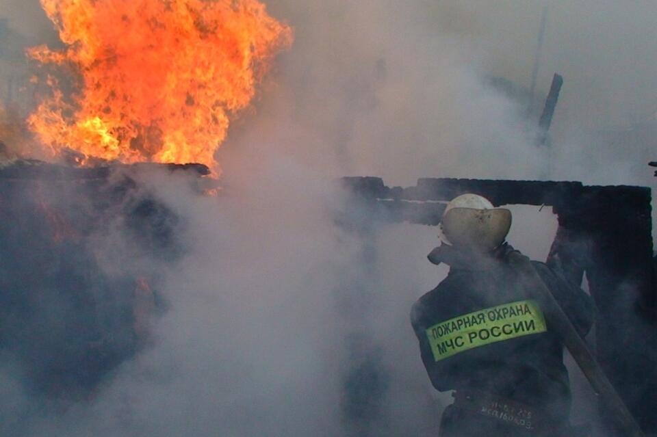 Пожарные эвакуировали 12 человек из горящего дома в Чите