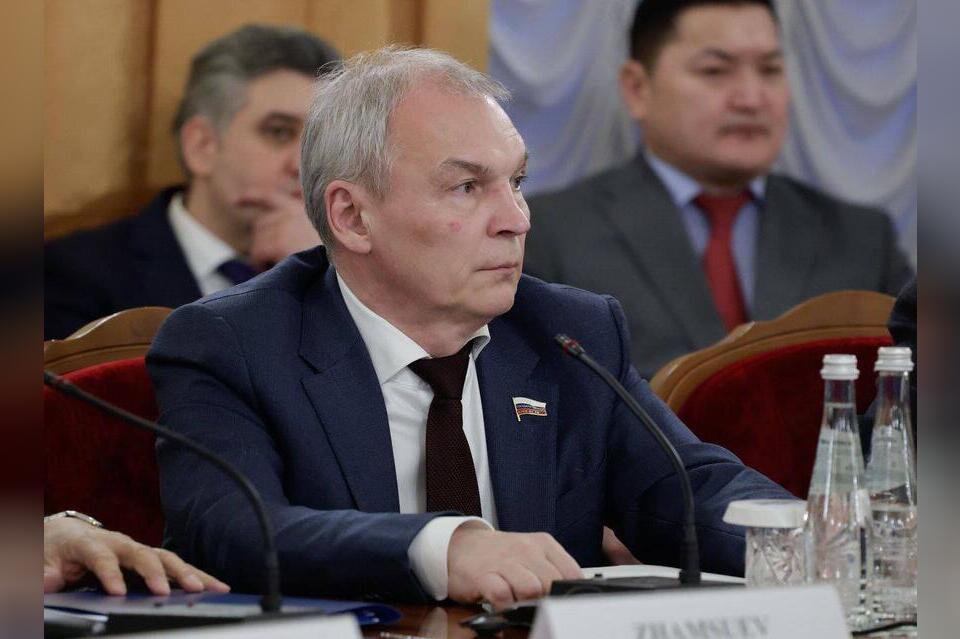 «Выкинули на улицу»: как депутат добился отставки некомпетентного чиновника