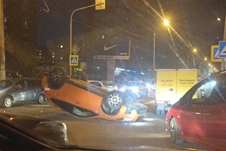 Иномарка перевернулась на крышу в центре Читы