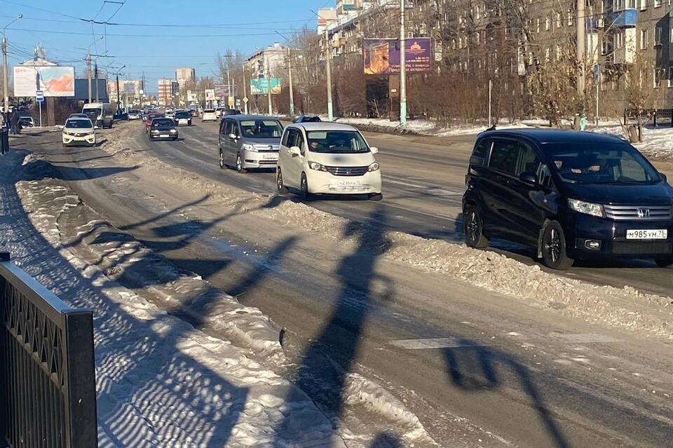 Кучи снега продолжают лежать на дорогах Читы