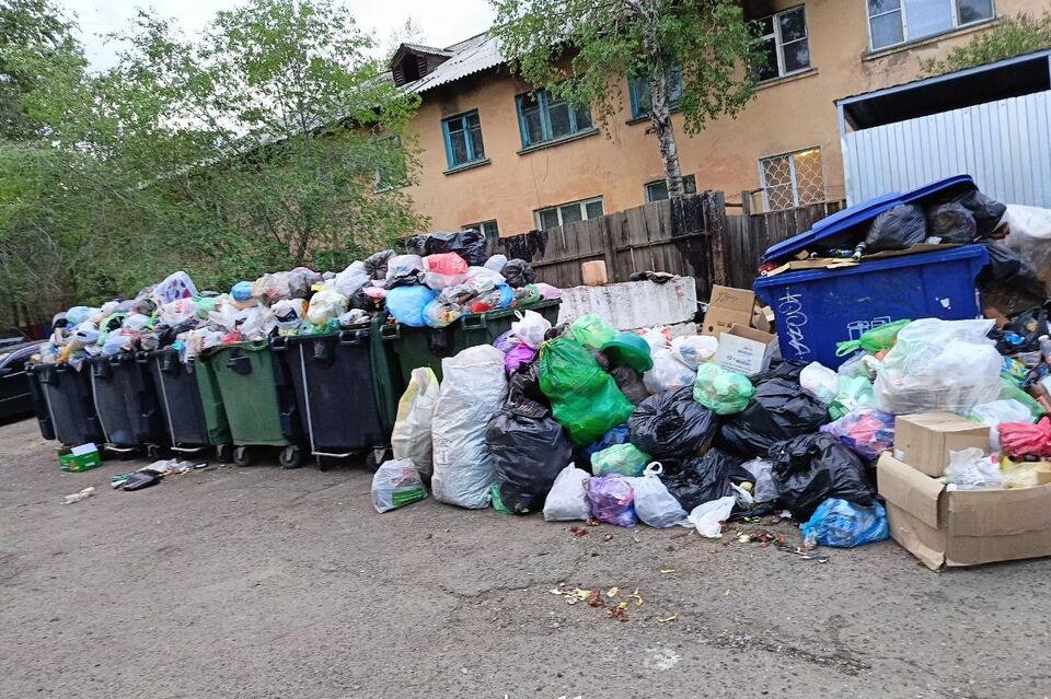 Двор в Чите завален мусором