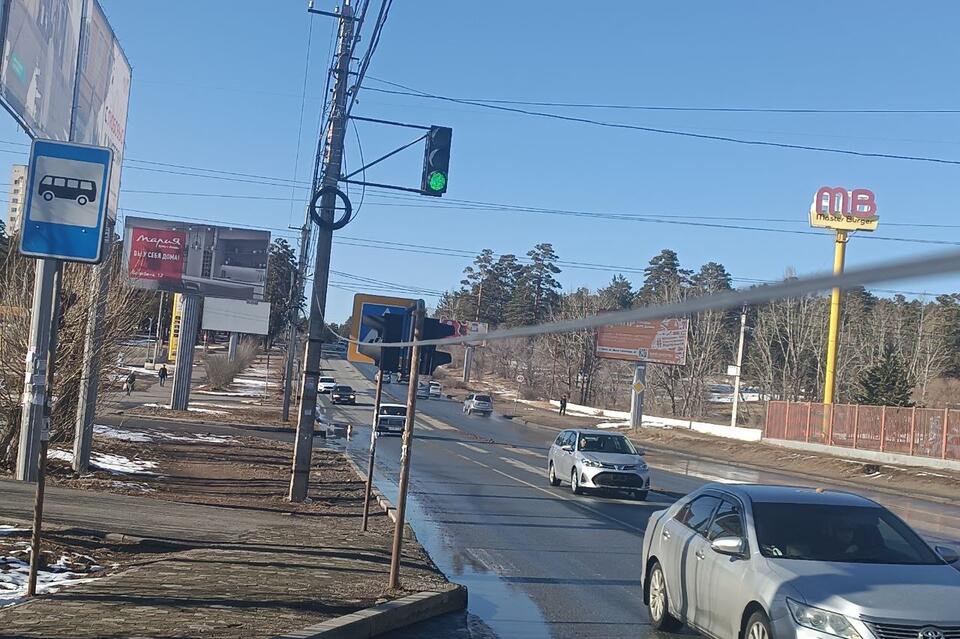 Электрический кабель провис над остановкой в Чите