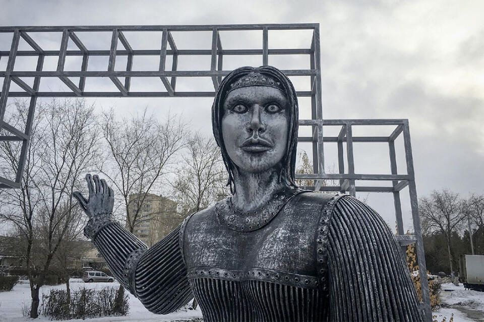 «Удивительный» памятник Алёнке в Нововоронеже выставили на аукцион