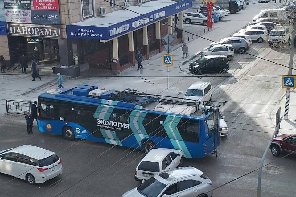 Троллейбус перекрыл часть улицы Журавлёва в Чите
