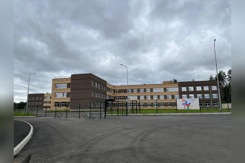 Столовая, просторные классы и спортзалы: новая школа открылась в Атамановке