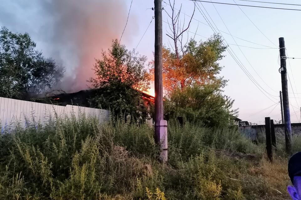 Частный дом загорелся в районе Пожарки