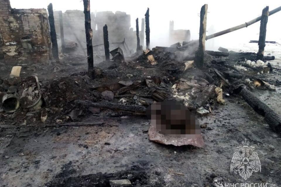 Человек погиб на пожаре (18+)