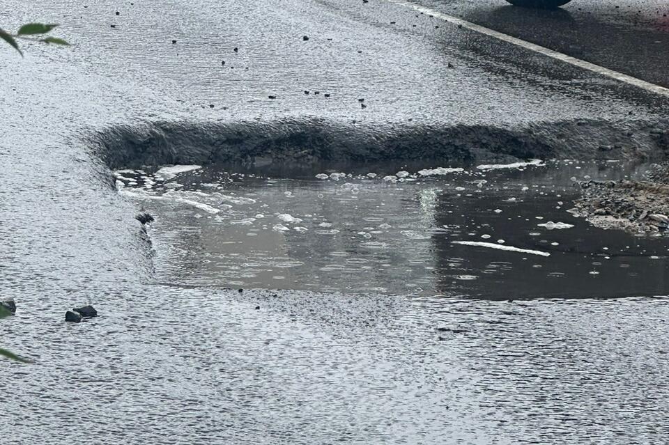 Читинцы возмущены ямой на дороге в центре города