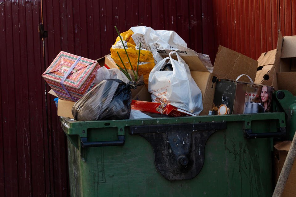 В посёлке ГРЭС жалуются на разбросанный мусор возле жилого дома