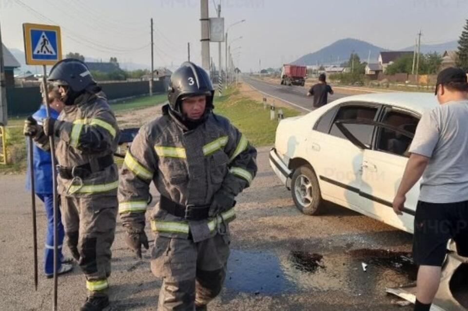 Спасатели достали из машины пострадавшую в ДТП жительницу Забайкалья