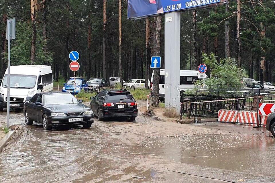 Водители едут под запрещающий знак на перекрытой ТГК-14 улице Коханского