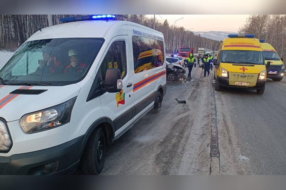 Пострадавших в страшной аварии извлекали спасатели