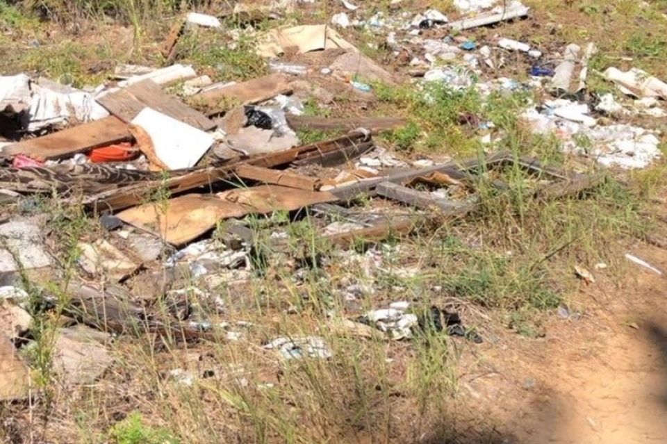 Жители села Тасей помогли найти нарушителя, который вываливал мусор на Арахлее