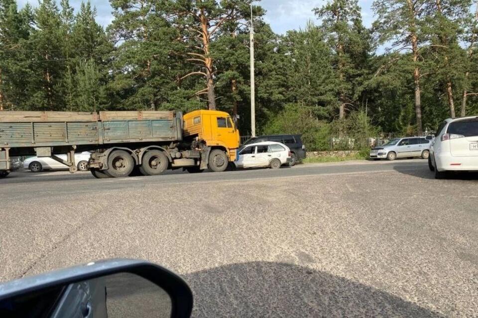 Две аварии с шестью машинами произошли за один день в Чите