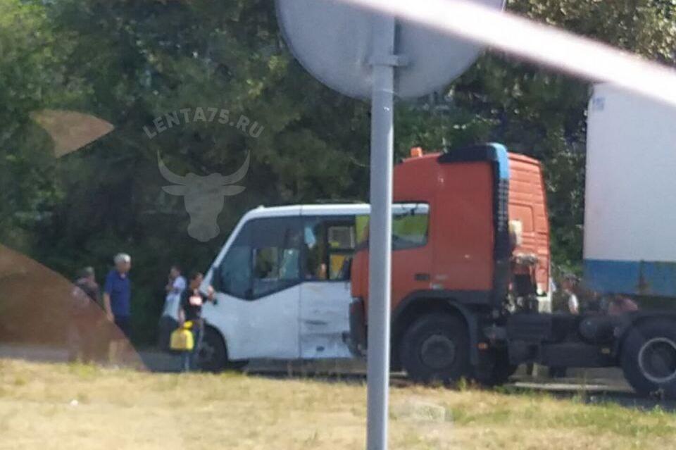 Несколько человек пострадали в жестком ДТП с маршруткой и большегрузом