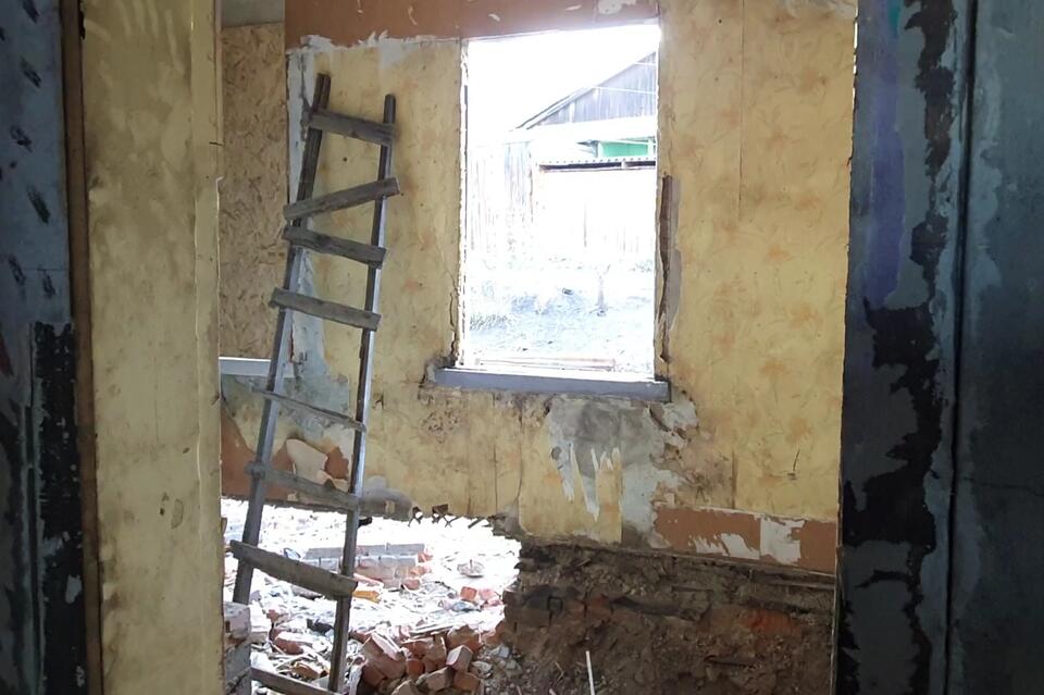 Развалины на общагу: жильцы аварийного дома в Чите не могут решить проблему с переселением