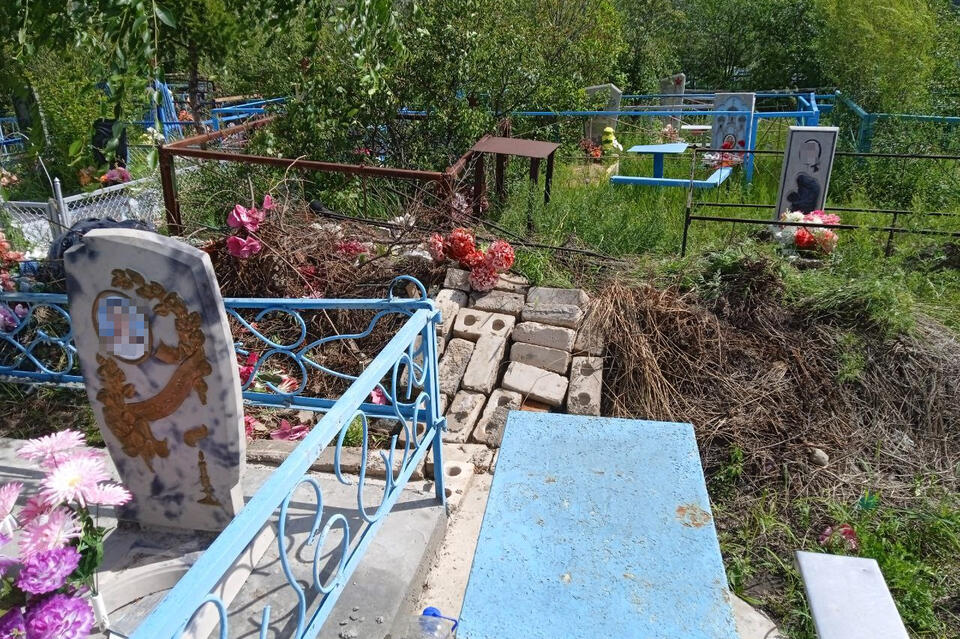 Кладбище в Оловянной превратилось в свалку