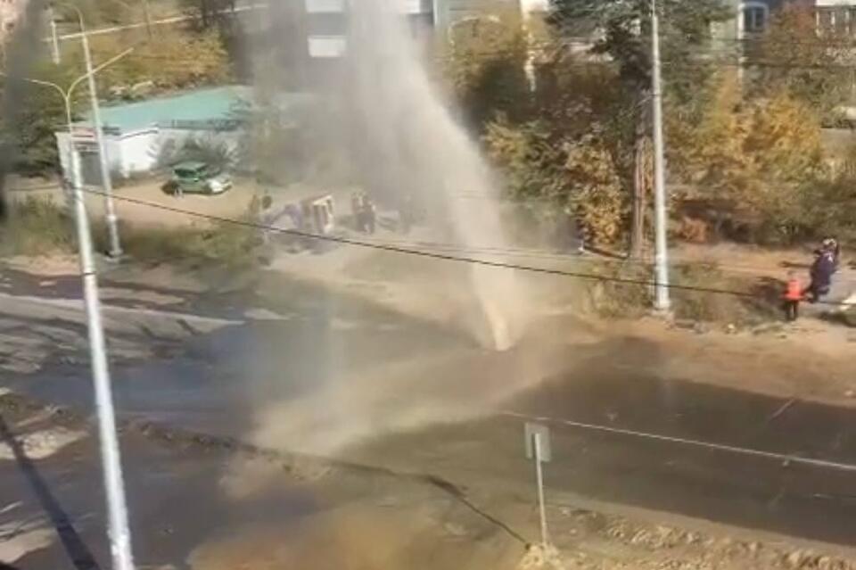 Вода хлещет фонтаном из люка на Новобульварной